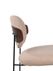 Zénith Chair in Bouclé Caramel met Walnootaccenten en Zwart Metalen Frame