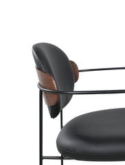 Zénith Chair in Zwart Lederlook met Walnootaccenten en Metalen Frame